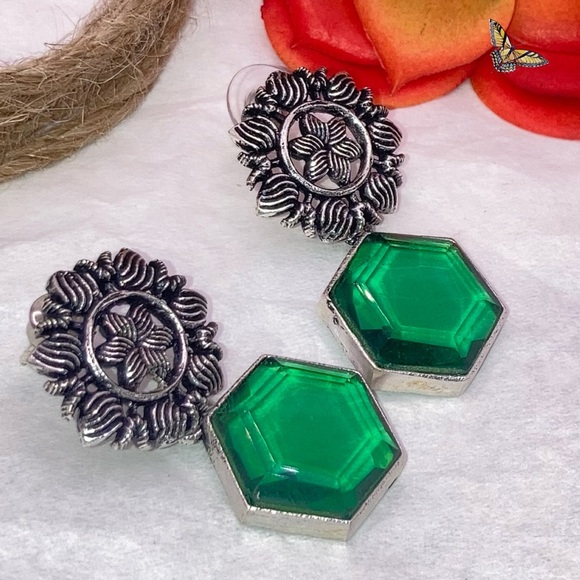 Antique Style Green Quartz Handmade Earrings - Picture 2 of 3